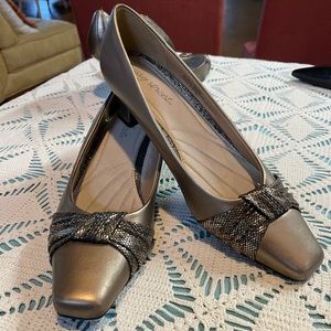 Easy Street gold pump size 9.5 M